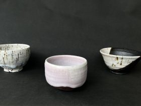 黒釉窯変輪花鉢 径31.5×高17㎝ 495,000円 左／灰釉鉄紋茶碗 幅12.6×高8.5㎝ 176,000円 中央／ピンク粉引茶碗 幅11.5×高8㎝ 176,000円 右／黒釉窯変茶碗 幅15.3×高8㎝ 176,000円
