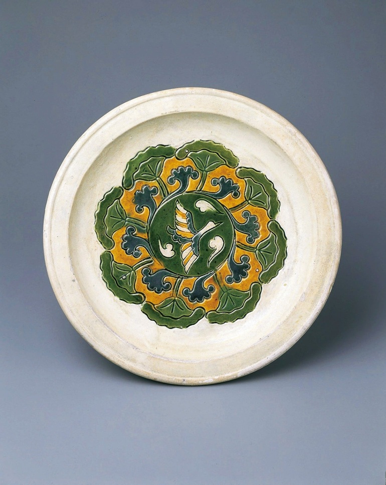 「三彩荷葉鳥文三足盤」　
唐時代 8世紀