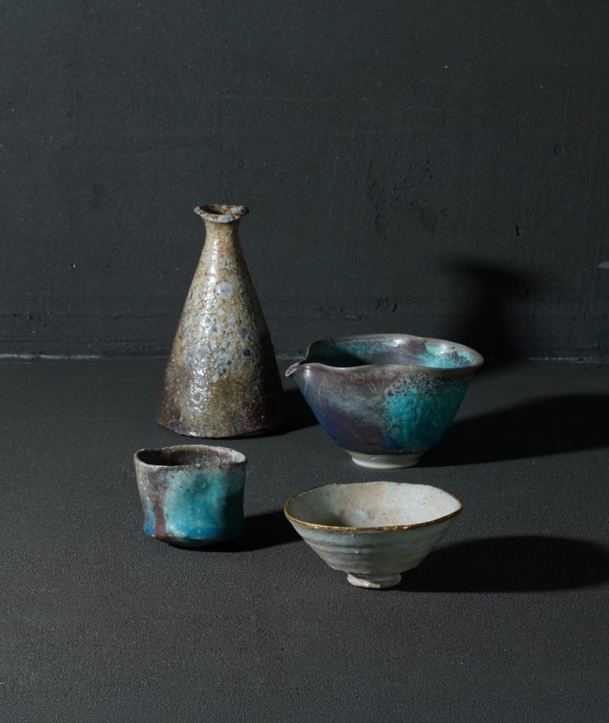 左奥／白丹波徳利
径9.9×高15.9㎝
右奥／青蛇片口
幅13.5×奥行11.8×高7.7㎝
左手前／青蛇ぐい呑
幅7.0×奥行6.2×高5.7㎝
