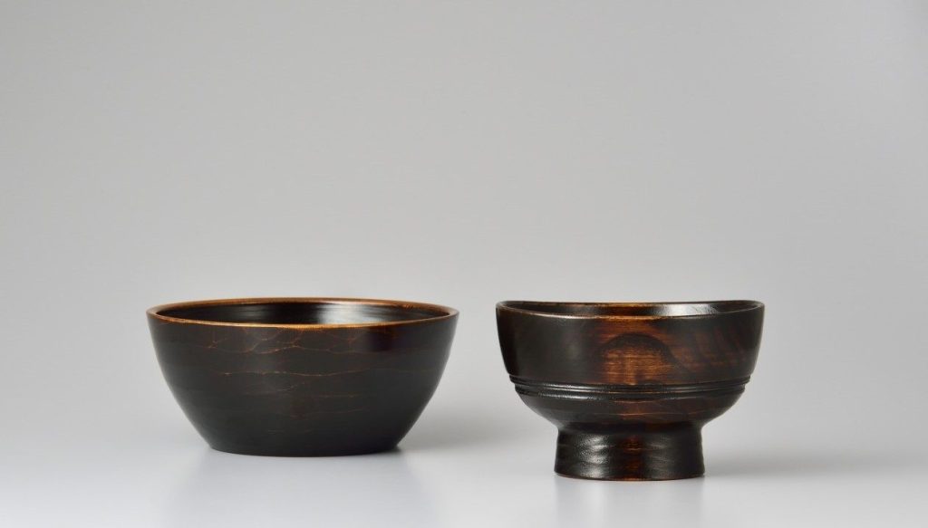 左／楓ハツリ目鉢　径20×高8.6㎝
右／栗大椀　径15.7×高10.1㎝