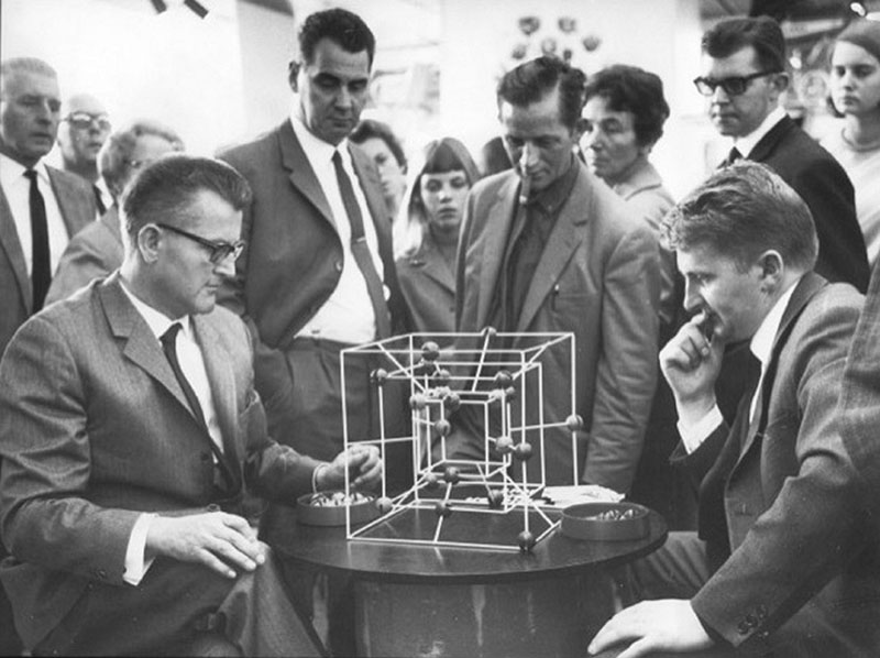 スイス、バーゼルの見本市でのクルト・ネフ (左) © Naef Spiele AG, Zofingen Photographer Peter Schnetz, Basel