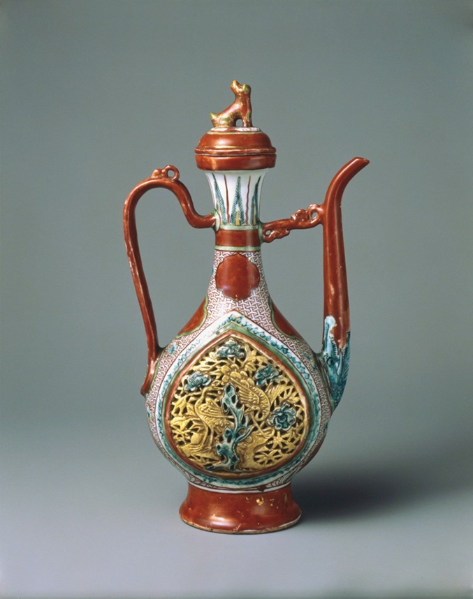 重要美術品
「五彩透彫水注（金襴手）」　
明時代 16世紀