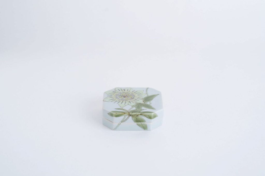 筥　時計草

奥行7×幅7×高2㎝