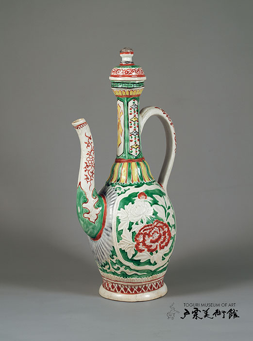色絵 牡丹文 水注　伊万里　江戸時代（17世紀後半）通高34.8㎝　戸栗美術館収蔵