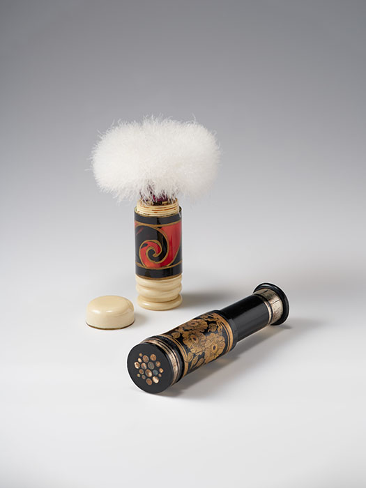 ルースパウダー入りコンパクト（二種）　1920年代初頭　カネボウ化粧品(アンティークコンパクトコレクション)　撮影：若林勇人