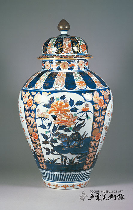 色絵 獅子牡丹菊梅文 蓋付壺　伊万里　江戸時代（17世紀末～18世紀前半）通高74.6㎝　戸栗美術館収蔵