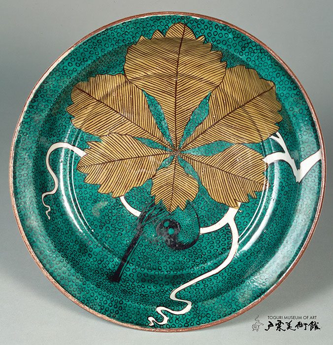 色絵 柏樹鳥文 皿　伊万里（古九谷様式）江戸時代（17世紀中期）口径32.8㎝　戸栗美術館収蔵