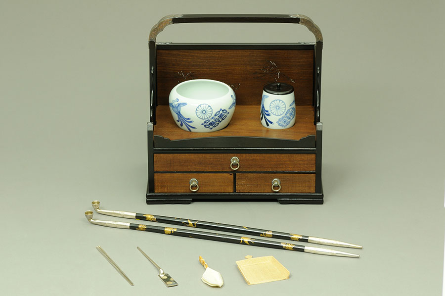 菊御紋付桑煙草盆【5月3日～7月4日】