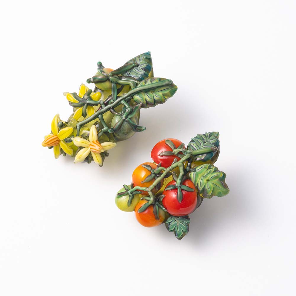 左より 帯留「ミニトマト(花)」3.6×4.2×h2.2cm 帯留「ミニトマト(実)」3.3×3.4×h1.8cm