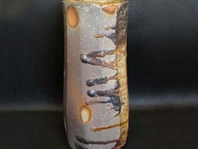 流胡麻窯変面取花入