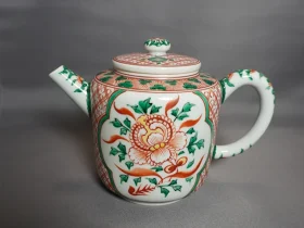 五代 三浦竹泉作「赤絵花小文水注」 （幅20.5×奥行11.5×高さ14.5cm）