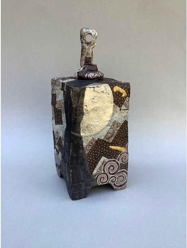 【黒流し彩文角瓶】13×13×34cm