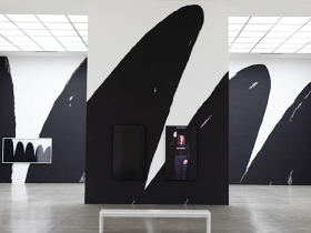 展示風景：「クリスティーン・サン・キム：キューズ・オン・ポイント」分離派会館（ウィーン）2023年 撮影: Oliver Ottenschläger Courtesy of the Artist and Secession and François Ghebaly Gallery