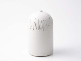 「白瓷彫文花入」 径15×高さ26cm 撮影：野村知也氏