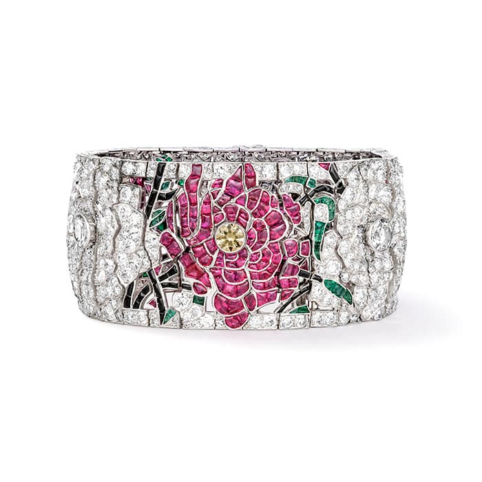 絡み合う花々、赤と白のローズ ブレスレット　1924年　プラチナ、エメラルド、ルビー、オニキス、イエローダイヤモンド、ダイヤモンド
ヴァン クリーフ＆アーペル コレクション　©Van Cleef & Arpels