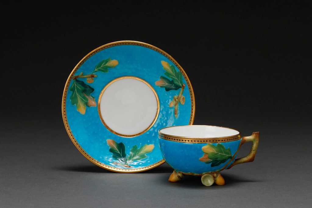 〈ミントン〉 どんぐり文足付カップ&ソーサー イギリス 1875年頃 カップ口径:8.5cm