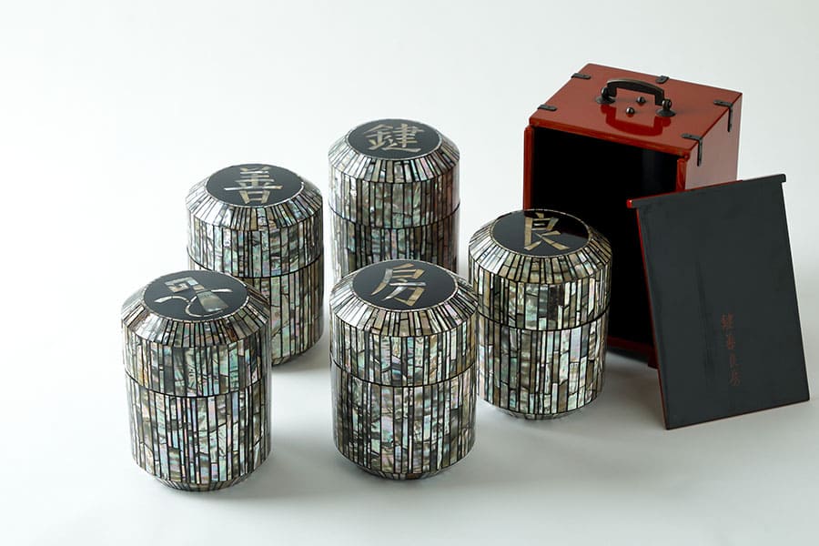 黒田辰秋《螺鈿くずきり用器／岡持ち》1932年　鍵善良房蔵　撮影：伊藤信