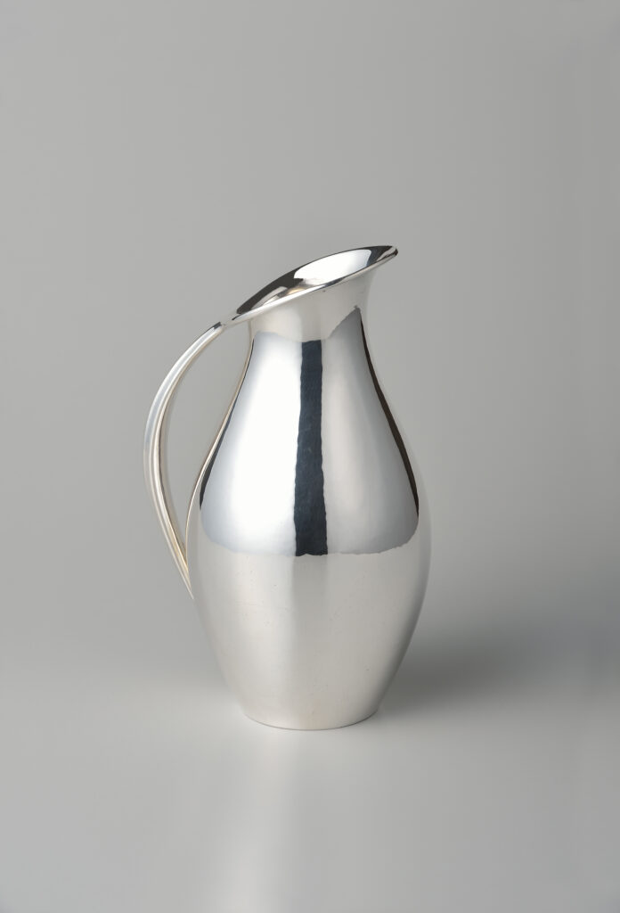 《ピッチャー no.432》ジョージ ジェンセン　ヨハン・ロード　
1920年（デザイン）、制作1933-1947年　個人蔵
