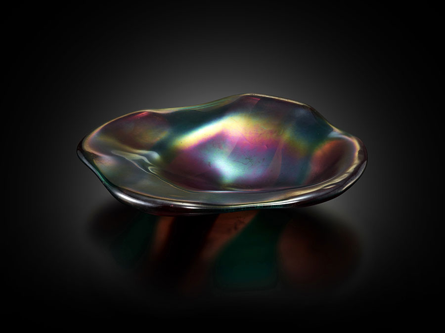 「縞文イリデセンス・グラス皿」ヴェネチア　ヴェニーニ工房　デザイン：カルロ・スカルパ　1942年　箱根ガラスの森美術館所蔵