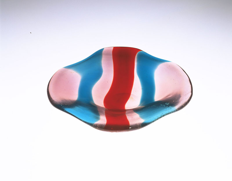 ※逆光時　赤と青のストライプが浮かび上がる