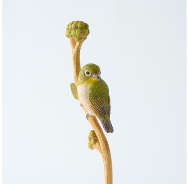 中嶋 莉恵「ふりかえるメジロ」
 H40 × W10 × 10cm
 榧・彩色