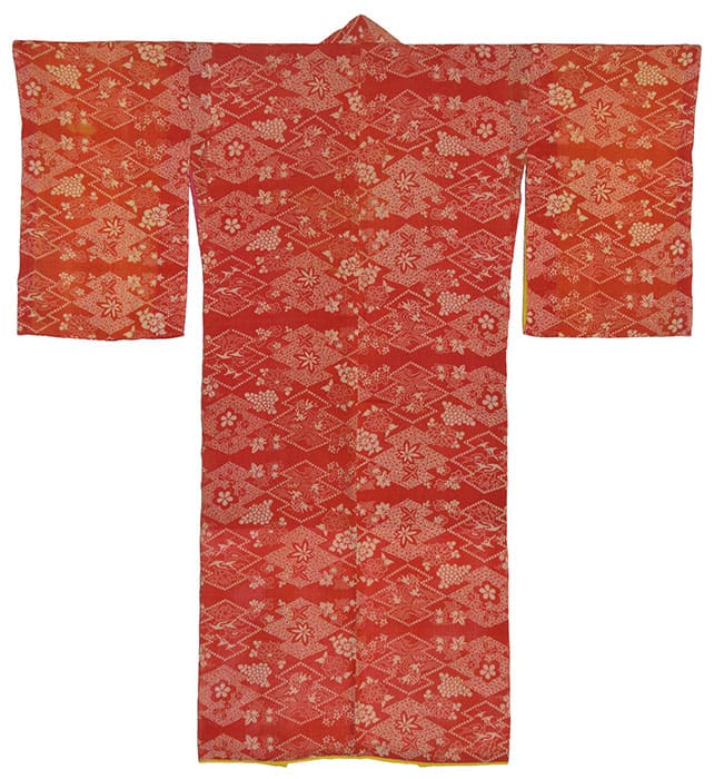 《絹地紅板締め花鳥松皮菱模様着物》江戸時代、個人蔵【後期展示】