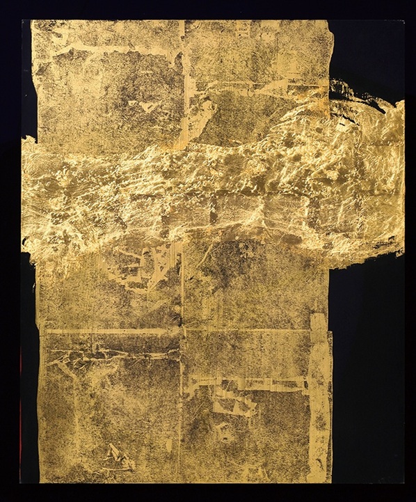 「月龍」 縦94.0×横70.0cm
本金箔、木