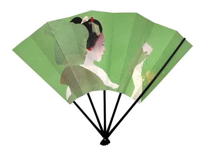 大村 美鈴
タイトル：「線香花火（若葉）」
素材　　：蝙蝠扇（桐箱・扇子立付き）
サイズ　：尺二寸（37.7cm）