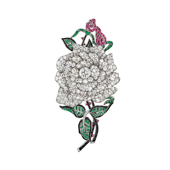 ローズ ブローチ　1925年　プラチナ、エメラルド、ルビー、オニキス、ダイヤモンド
ヴァン クリーフ＆アーペル コレクション　©Van Cleef & Arpels