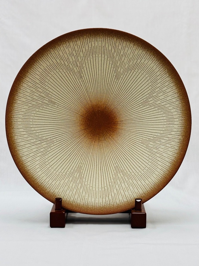 黌農 美重子　（こうのう みえこ）彩泥線文皿 「花」
サイズ　：径43.8×高さ10㎝