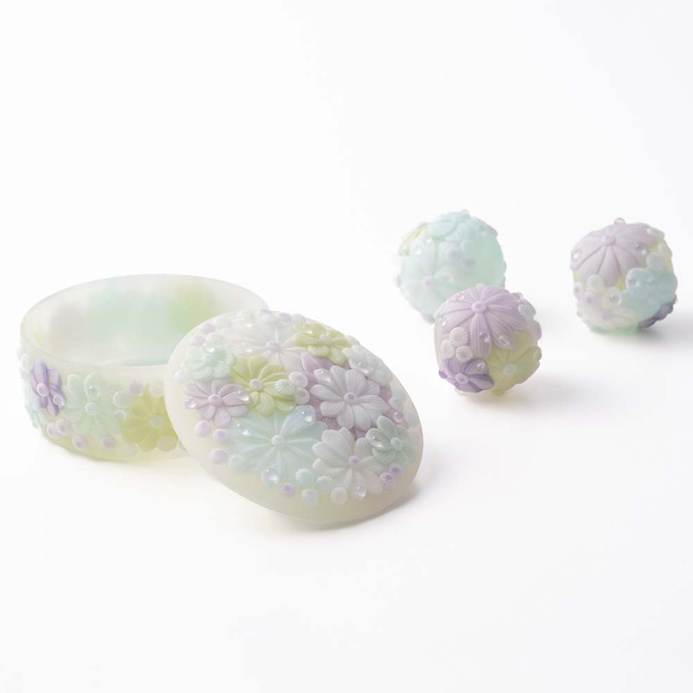 左より
蓋物　「花手水 淡葵(はなちょうず あわあおい)」　φ5.7×h3.2cm
トンボ玉 3点　φ2.4～2.5cm