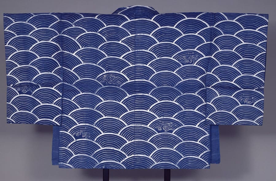 《縹地青海波模様唐衣（采女装束のうち）》江戸時代、奈良県立美術館蔵【前期展示】