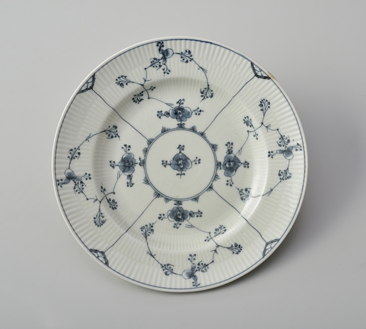 《皿（ブルーフルーテッド）》ロイヤル コペンハーゲン　
　ペインター：マティアス・ハンセン・ウォルストロップ　
　1785年頃　塩川コレクション