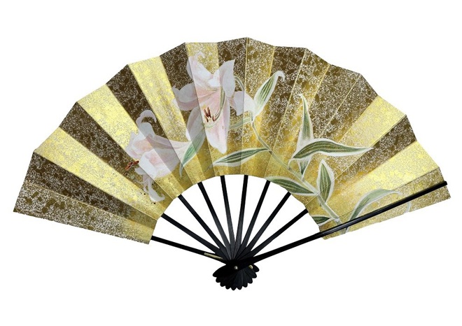 河本 万理子
タイトル：「夏山潤風」
素材　　：舞扇子（桐箱・扇子立付き）
サイズ　：9寸5分（29cm）