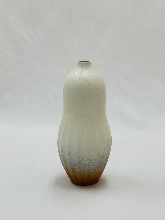 彩泥彫文花器 「瓢」
サイズ　：径11×高さ25.5㎝