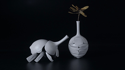 「イチリンザシソックリムシ」
(虫モード)W110×D160×H100mm
(一輪挿しモード)Φ85×H156mm
白磁，ステンレス，真鍮