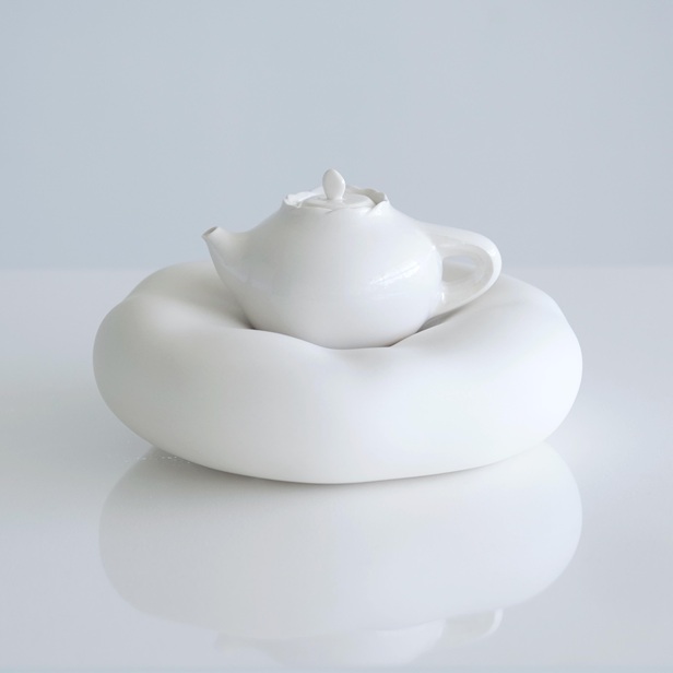 生嶋花
「急須とまくら」
2024年
個人蔵