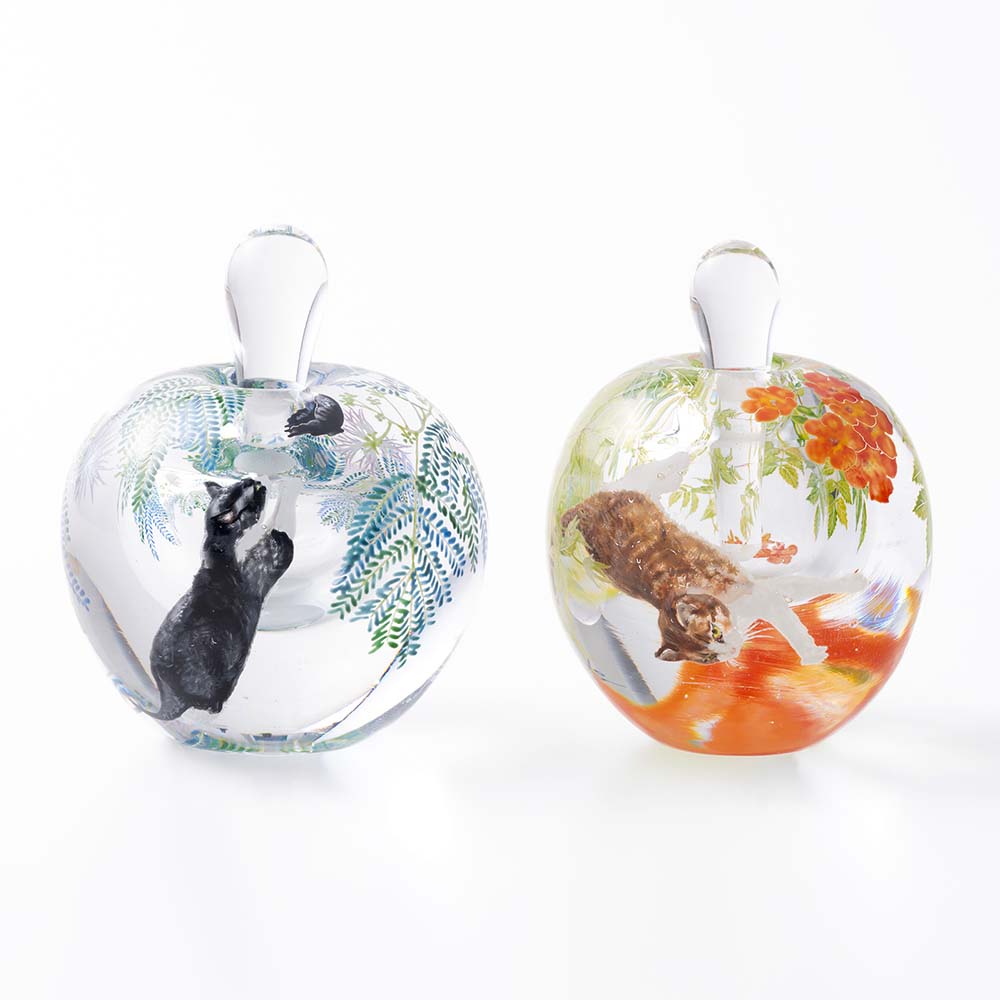 香水瓶　合歓木(ねむのき)と猫　φ6×h7.3cm
山崎葉　香水瓶　凌霄花(のうぜんかずら)と猫　φ5.4×h7.1cm