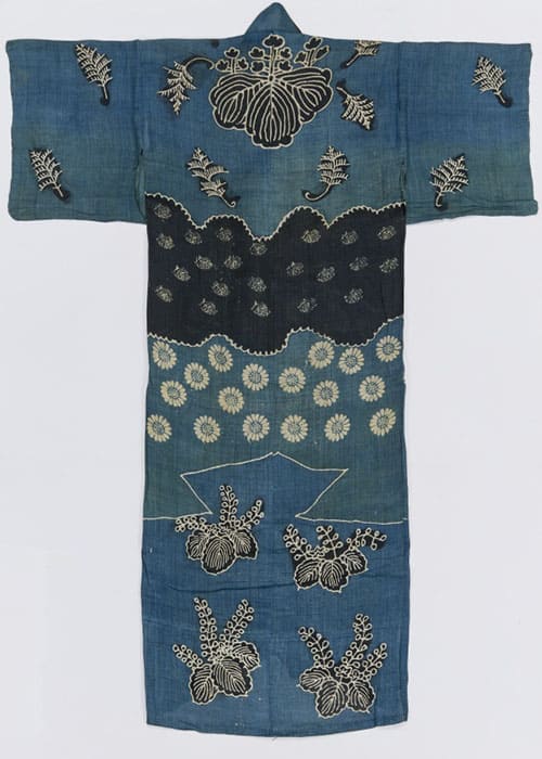 《納戸麻地熨斗目取り紋散し模様被衣》江戸時代後期、
松坂屋コレクション J.フロントリテイリング史料館蔵 【後期展示】