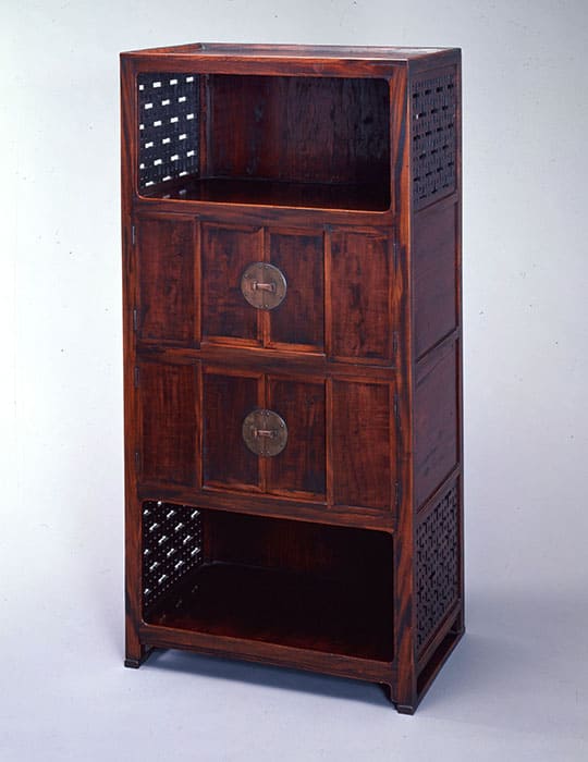 黒田辰秋《拭漆欅真鍮金具三段棚》1927年　河井寛次郎記念館蔵