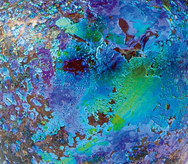 「長頸香油瓶」部分
※ガラス表面が変化し、光を様々に反射する