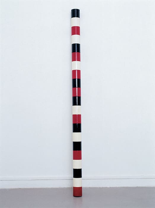 André Cadere | Round Wooden Bar | 1978 | Photo: Emmanuel WATTEAU ©Courtesy Succession André Cadere et Galerie Hervé Bize – Collection FRAC Grand Large ―Hauts-de-France