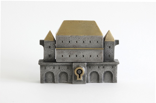 藤田 謙「鍵の箱」
 鉄・真鍮