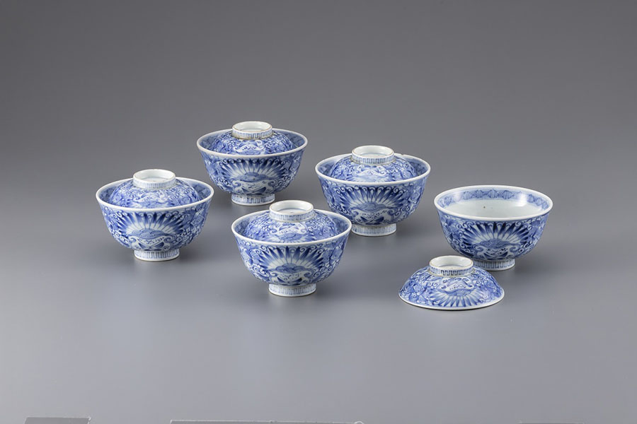 《荻之島焼染付花蝶文蓋付茶碗》19世紀/江戸時代末期 土岐市美濃陶磁歴史館蔵