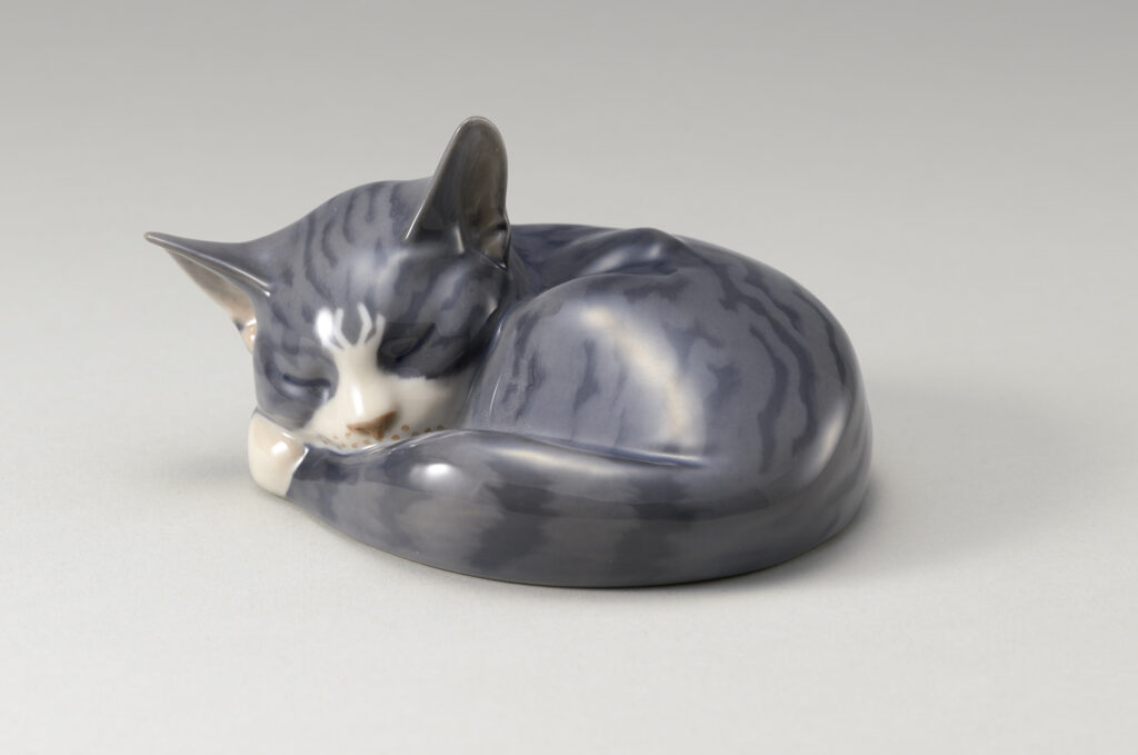 《眠り猫置物》ロイヤル コペンハーゲン　原型：エリック・ニールセン　
　ペインター：IVX　1958年　塩川コレクション