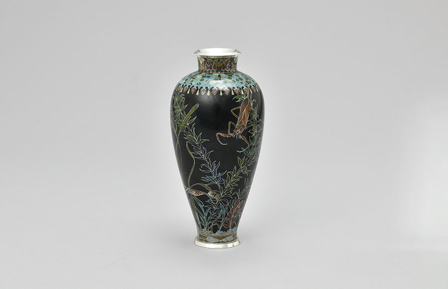 春田幸彦《有線七宝川虫繚乱花瓶「虚な水面に糸を垂らすが如く」》2025年