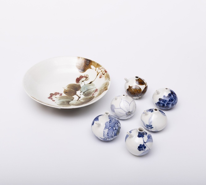 「山帰来紋皿」
サイズ　：径25.3×高さ5.9cm
「水滴各種」
サイズ　：約径6.8×高さ6.5cm前後(個々でサイズは異なります)