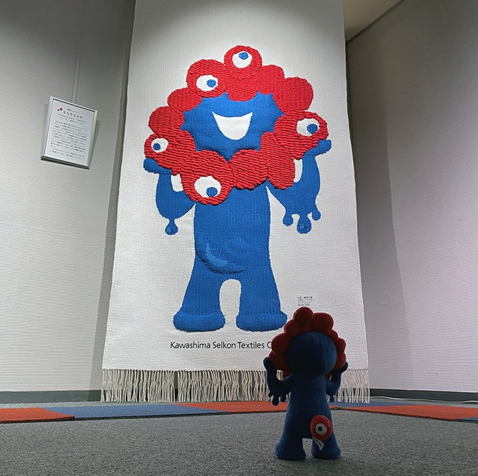 綴織タペストリー「ミャクミャク」