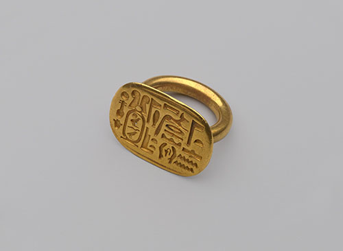 《クフ王の名前が彫られた指輪》前664～前404年　ブルックリン博物館蔵　Photo:Brooklyn Museum