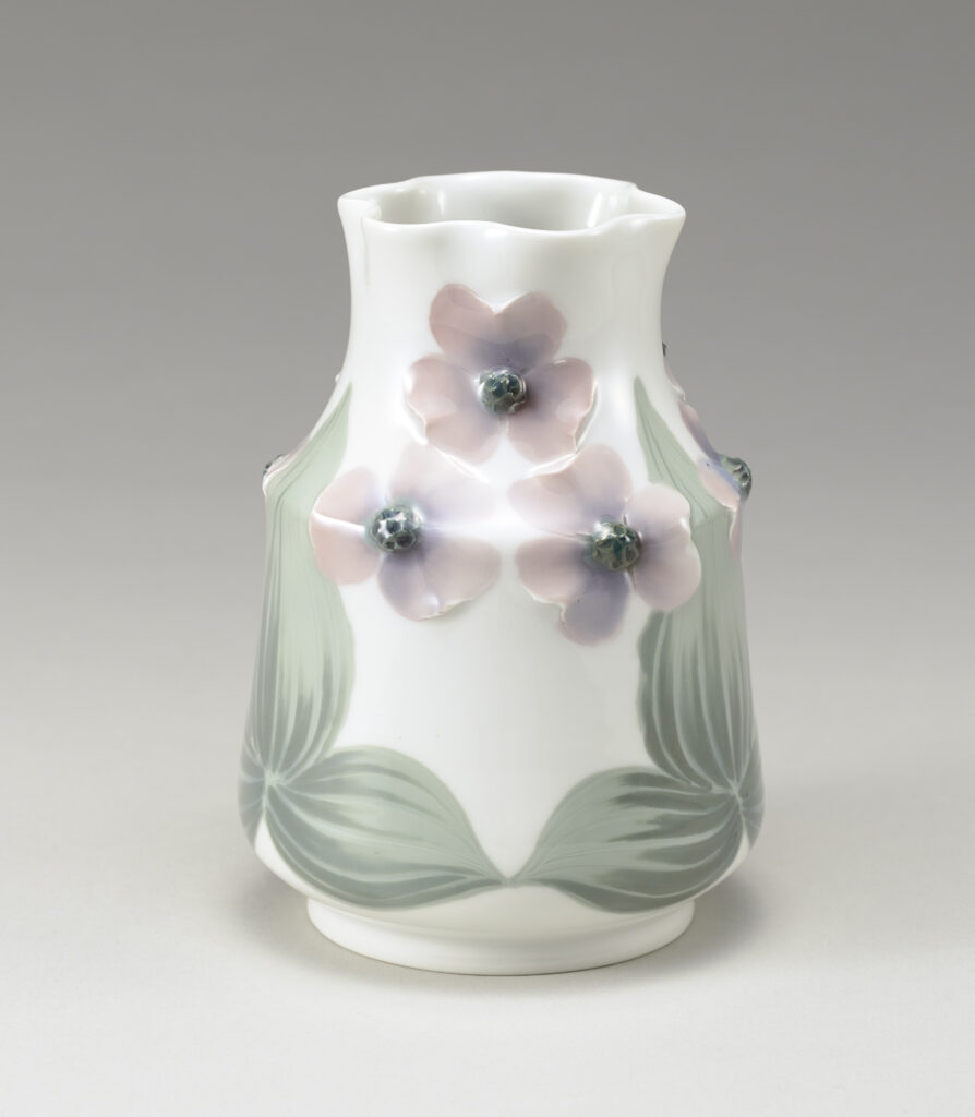 《花文花瓶》ロールストランド メーラ・アンデルベリ
　1903-1907年　塩川コレクション